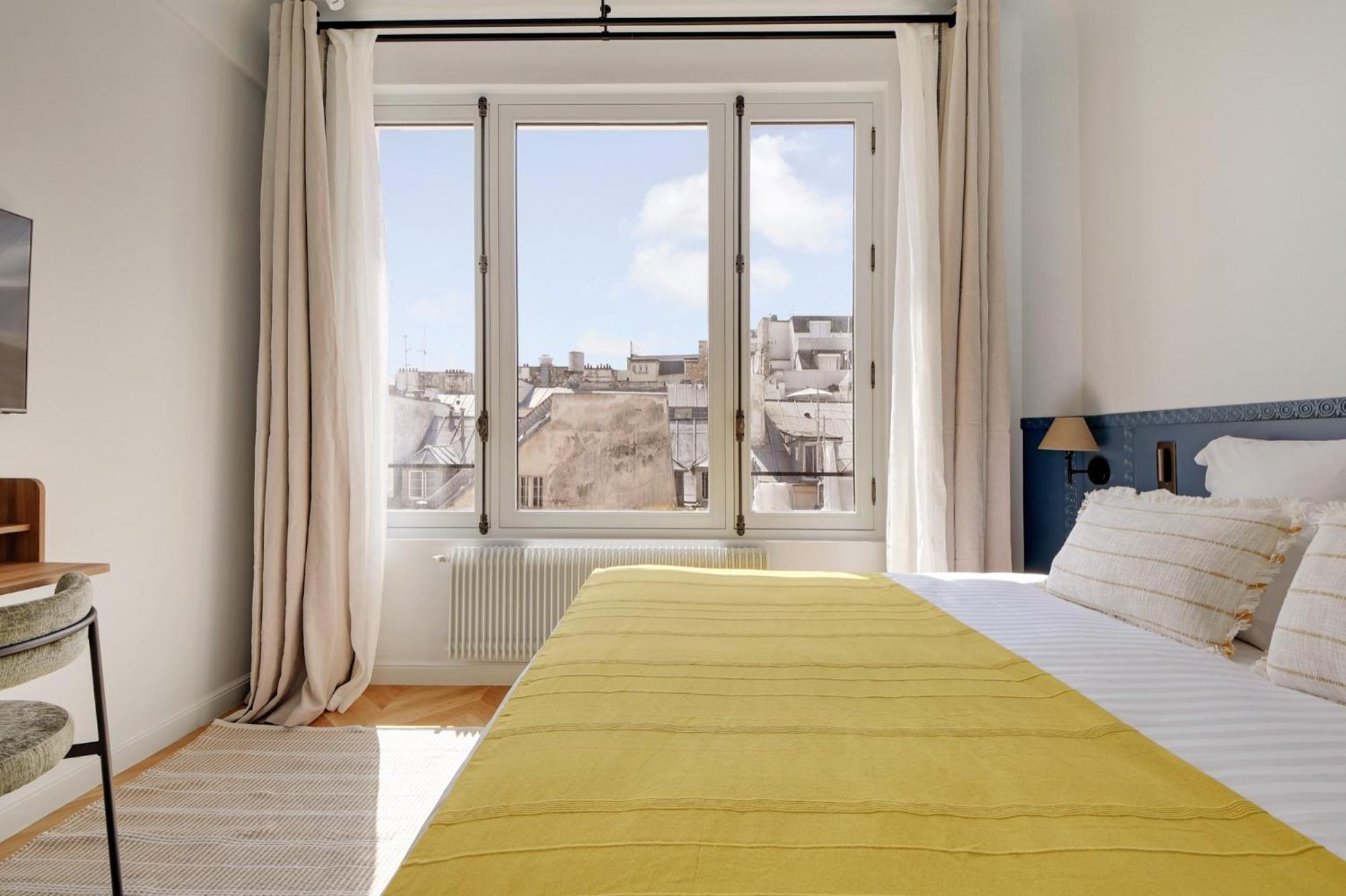 Collection Serviced In Opera - Rue Saint-lazare Parigi